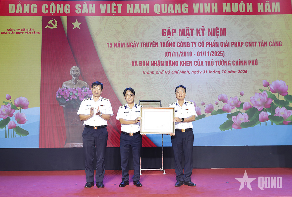 Công ty Cổ phần Giải pháp công nghệ thông tin Tân cảng đón nhận Bằng khen của Thủ tướng Chính phủ